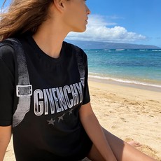 🐴《纪梵希 GIVENCHY》VIP高级定制! 2026春夏季新款短袖。这款T恤是夏季男装系列新品,采用 🐴《纪梵希 GIVENCHY》VIP高级定制! 2026春夏季新款短袖。这款T恤是夏季男装系列新品,采用