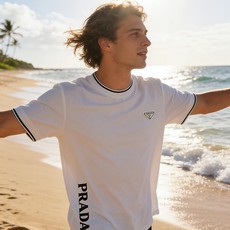 🐴《普拉达 PRADA》VIP高级定制! 2026春夏季新款短袖。这款T恤是夏季男装系列新品,采用丝光工 🐴《普拉达 PRADA》VIP高级定制! 2026春夏季新款短袖。这款T恤是夏季男装系列新品,采用丝光工