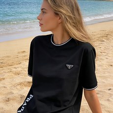 🐴《普拉达 PRADA》VIP高级定制! 2026春夏季新款短袖。这款T恤是夏季男装系列新品,采用丝光工 🐴《普拉达 PRADA》VIP高级定制! 2026春夏季新款短袖。这款T恤是夏季男装系列新品,采用丝光工