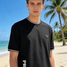 🐴《普拉达 PRADA》VIP高级定制! 2026春夏季新款短袖。这款T恤是夏季男装系列新品,采用丝光工 🐴《普拉达 PRADA》VIP高级定制! 2026春夏季新款短袖。这款T恤是夏季男装系列新品,采用丝光工
