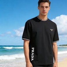 🐴《普拉达 PRADA》VIP高级定制! 2026春夏季新款短袖。这款T恤是夏季男装系列新品,采用丝光工 🐴《普拉达 PRADA》VIP高级定制! 2026春夏季新款短袖。这款T恤是夏季男装系列新品,采用丝光工