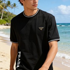 🐴《普拉达 PRADA》VIP高级定制! 2026春夏季新款短袖。这款T恤是夏季男装系列新品,采用丝光工 🐴《普拉达 PRADA》VIP高级定制! 2026春夏季新款短袖。这款T恤是夏季男装系列新品,采用丝光工