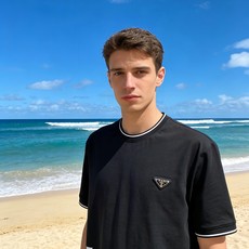🐴《普拉达 PRADA》VIP高级定制! 2026春夏季新款短袖。这款T恤是夏季男装系列新品,采用丝光工 🐴《普拉达 PRADA》VIP高级定制! 2026春夏季新款短袖。这款T恤是夏季男装系列新品,采用丝光工
