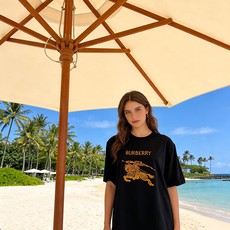 🐴《巴宝莉 Burberry》VIP高级定制! 2026春夏季新款短袖。这款T恤是夏季男装系列新品,采用 🐴《巴宝莉 Burberry》VIP高级定制! 2026春夏季新款短袖。这款T恤是夏季男装系列新品,采用