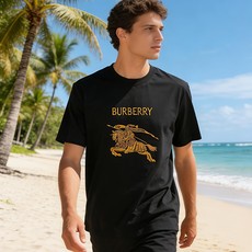 🐴《巴宝莉 Burberry》VIP高级定制! 2026春夏季新款短袖。这款T恤是夏季男装系列新品,采用 🐴《巴宝莉 Burberry》VIP高级定制! 2026春夏季新款短袖。这款T恤是夏季男装系列新品,采用