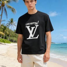 🐴《路易威登 LV》VIP高级定制! 2026春夏季新款短袖。这款T恤是夏季男装系列新品,采用丝光工艺进 🐴《路易威登 LV》VIP高级定制! 2026春夏季新款短袖。这款T恤是夏季男装系列新品,采用丝光工艺进