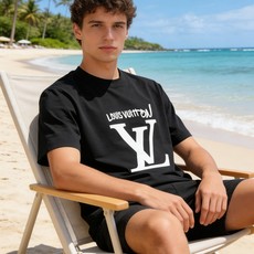 🐴《路易威登 LV》VIP高级定制! 2026春夏季新款短袖。这款T恤是夏季男装系列新品,采用丝光工艺进 🐴《路易威登 LV》VIP高级定制! 2026春夏季新款短袖。这款T恤是夏季男装系列新品,采用丝光工艺进