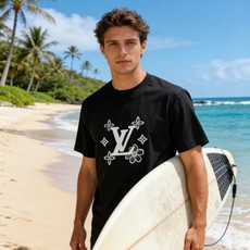 🐴《路易威登 LV》VIP高级定制! 2026春夏季新款短袖。这款T恤是夏季男装系列新品,采用丝光工艺进 🐴《路易威登 LV》VIP高级定制! 2026春夏季新款短袖。这款T恤是夏季男装系列新品,采用丝光工艺进