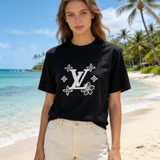 🐴《路易威登 LV》VIP高级定制! 2026春夏季新款短袖。这款T恤是夏季男装系列新品,采用丝光工艺进 🐴《路易威登 LV》VIP高级定制! 2026春夏季新款短袖。这款T恤是夏季男装系列新品,采用丝光工艺进