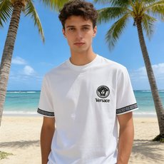 🐴《范思哲 Versace》VIP高级定制! 2026春夏季新款短袖。这款T恤是夏季男装系列新品,采用丝 🐴《范思哲 Versace》VIP高级定制! 2026春夏季新款短袖。这款T恤是夏季男装系列新品,采用丝