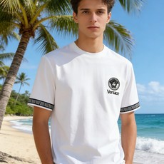 🐴《范思哲 Versace》VIP高级定制! 2026春夏季新款短袖。这款T恤是夏季男装系列新品,采用丝 🐴《范思哲 Versace》VIP高级定制! 2026春夏季新款短袖。这款T恤是夏季男装系列新品,采用丝