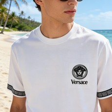 🐴《范思哲 Versace》VIP高级定制! 2026春夏季新款短袖。这款T恤是夏季男装系列新品,采用丝 🐴《范思哲 Versace》VIP高级定制! 2026春夏季新款短袖。这款T恤是夏季男装系列新品,采用丝