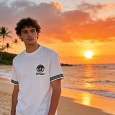 🐴《范思哲 Versace》VIP高级定制! 2026春夏季新款短袖。这款T恤是夏季男装系列新品,采用丝 🐴《范思哲 Versace》VIP高级定制! 2026春夏季新款短袖。这款T恤是夏季男装系列新品,采用丝