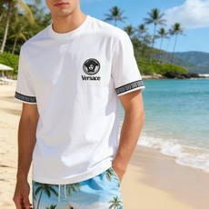 🐴《范思哲 Versace》VIP高级定制! 2026春夏季新款短袖。这款T恤是夏季男装系列新品,采用丝 🐴《范思哲 Versace》VIP高级定制! 2026春夏季新款短袖。这款T恤是夏季男装系列新品,采用丝