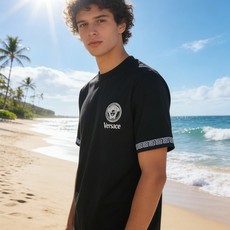 🐴《范思哲 Versace》VIP高级定制! 2026春夏季新款短袖。这款T恤是夏季男装系列新品,采用丝 🐴《范思哲 Versace》VIP高级定制! 2026春夏季新款短袖。这款T恤是夏季男装系列新品,采用丝