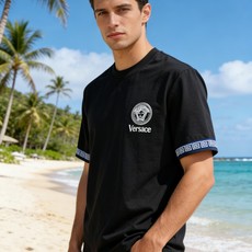 🐴《范思哲 Versace》VIP高级定制! 2026春夏季新款短袖。这款T恤是夏季男装系列新品,采用丝 🐴《范思哲 Versace》VIP高级定制! 2026春夏季新款短袖。这款T恤是夏季男装系列新品,采用丝