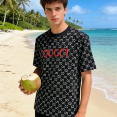 🐴《古奇 GUCCI》VIP高级定制! 2026春夏季新款短袖。这款T恤是夏季男装系列新品,采用丝光工艺 🐴《古奇 GUCCI》VIP高级定制! 2026春夏季新款短袖。这款T恤是夏季男装系列新品,采用丝光工艺