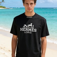 🐴《爱马仕 HERMES》VIP高级定制! 2026春夏季新款短袖。这款T恤是夏季男装系列新品,采用丝光 🐴《爱马仕 HERMES》VIP高级定制! 2026春夏季新款短袖。这款T恤是夏季男装系列新品,采用丝光