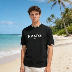 🐴《普拉达 PRADA》VIP高级定制! 2026春夏季新款短袖。这款T恤是夏季男装系列新品,采用丝光工 🐴《普拉达 PRADA》VIP高级定制! 2026春夏季新款短袖。这款T恤是夏季男装系列新品,采用丝光工