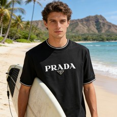 🐴《普拉达 PRADA》VIP高级定制! 2026春夏季新款短袖。这款T恤是夏季男装系列新品,采用丝光工 🐴《普拉达 PRADA》VIP高级定制! 2026春夏季新款短袖。这款T恤是夏季男装系列新品,采用丝光工