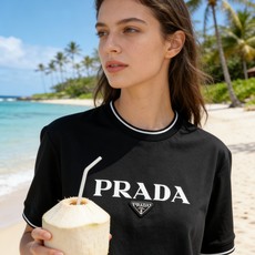 🐴《普拉达 PRADA》VIP高级定制! 2026春夏季新款短袖。这款T恤是夏季男装系列新品,采用丝光工 🐴《普拉达 PRADA》VIP高级定制! 2026春夏季新款短袖。这款T恤是夏季男装系列新品,采用丝光工