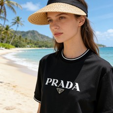 🐴《普拉达 PRADA》VIP高级定制! 2026春夏季新款短袖。这款T恤是夏季男装系列新品,采用丝光工 🐴《普拉达 PRADA》VIP高级定制! 2026春夏季新款短袖。这款T恤是夏季男装系列新品,采用丝光工