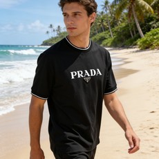 🐴《普拉达 PRADA》VIP高级定制! 2026春夏季新款短袖。这款T恤是夏季男装系列新品,采用丝光工 🐴《普拉达 PRADA》VIP高级定制! 2026春夏季新款短袖。这款T恤是夏季男装系列新品,采用丝光工