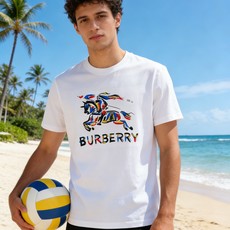 🐴《巴宝莉 Burberry》VIP高级定制! 2026春夏季新款短袖。这款T恤是夏季男装系列新品,采用 🐴《巴宝莉 Burberry》VIP高级定制! 2026春夏季新款短袖。这款T恤是夏季男装系列新品,采用