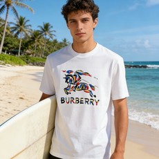 🐴《巴宝莉 Burberry》VIP高级定制! 2026春夏季新款短袖。这款T恤是夏季男装系列新品,采用 🐴《巴宝莉 Burberry》VIP高级定制! 2026春夏季新款短袖。这款T恤是夏季男装系列新品,采用