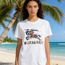 🐴《巴宝莉 Burberry》VIP高级定制! 2026春夏季新款短袖。这款T恤是夏季男装系列新品,采用 🐴《巴宝莉 Burberry》VIP高级定制! 2026春夏季新款短袖。这款T恤是夏季男装系列新品,采用