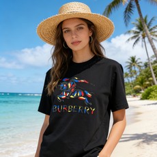 🐴《巴宝莉 Burberry》VIP高级定制! 2026春夏季新款短袖。这款T恤是夏季男装系列新品,采用 🐴《巴宝莉 Burberry》VIP高级定制! 2026春夏季新款短袖。这款T恤是夏季男装系列新品,采用