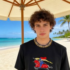 🐴《巴宝莉 Burberry》VIP高级定制! 2026春夏季新款短袖。这款T恤是夏季男装系列新品,采用 🐴《巴宝莉 Burberry》VIP高级定制! 2026春夏季新款短袖。这款T恤是夏季男装系列新品,采用