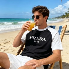 🐴《普拉达 PRADA》VIP高级定制! 2026春夏季新款短袖。这款T恤是夏季男装系列新品,采用丝光工 🐴《普拉达 PRADA》VIP高级定制! 2026春夏季新款短袖。这款T恤是夏季男装系列新品,采用丝光工