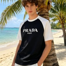 🐴《普拉达 PRADA》VIP高级定制! 2026春夏季新款短袖。这款T恤是夏季男装系列新品,采用丝光工 🐴《普拉达 PRADA》VIP高级定制! 2026春夏季新款短袖。这款T恤是夏季男装系列新品,采用丝光工