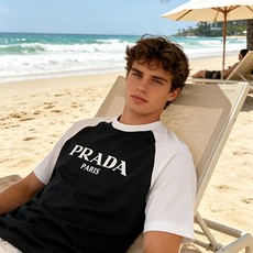 🐴《普拉达 PRADA》VIP高级定制! 2026春夏季新款短袖。这款T恤是夏季男装系列新品,采用丝光工 🐴《普拉达 PRADA》VIP高级定制! 2026春夏季新款短袖。这款T恤是夏季男装系列新品,采用丝光工