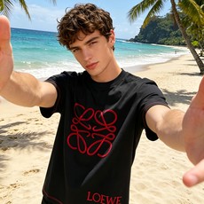 🐴《罗意威 LOEWE》VIP高级定制! 2026春夏季新款短袖。这款T恤是夏季男装系列新品,采用丝光工 🐴《罗意威 LOEWE》VIP高级定制! 2026春夏季新款短袖。这款T恤是夏季男装系列新品,采用丝光工