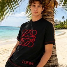 🐴《罗意威 LOEWE》VIP高级定制! 2026春夏季新款短袖。这款T恤是夏季男装系列新品,采用丝光工 🐴《罗意威 LOEWE》VIP高级定制! 2026春夏季新款短袖。这款T恤是夏季男装系列新品,采用丝光工