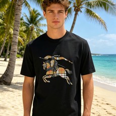 🐴《巴宝莉 Burberry》VIP高级定制! 2026春夏季新款短袖。这款T恤是夏季男装系列新品,采用 🐴《巴宝莉 Burberry》VIP高级定制! 2026春夏季新款短袖。这款T恤是夏季男装系列新品,采用