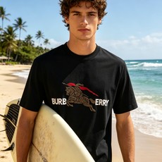🐴《巴宝莉 Burberry》VIP高级定制! 2026春夏季新款短袖。这款T恤是夏季男装系列新品,采用 🐴《巴宝莉 Burberry》VIP高级定制! 2026春夏季新款短袖。这款T恤是夏季男装系列新品,采用