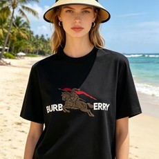 🐴《巴宝莉 Burberry》VIP高级定制! 2026春夏季新款短袖。这款T恤是夏季男装系列新品,采用 🐴《巴宝莉 Burberry》VIP高级定制! 2026春夏季新款短袖。这款T恤是夏季男装系列新品,采用