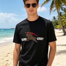 🐴《巴宝莉 Burberry》VIP高级定制! 2026春夏季新款短袖。这款T恤是夏季男装系列新品,采用 🐴《巴宝莉 Burberry》VIP高级定制! 2026春夏季新款短袖。这款T恤是夏季男装系列新品,采用