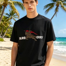 🐴《巴宝莉 Burberry》VIP高级定制! 2026春夏季新款短袖。这款T恤是夏季男装系列新品,采用 🐴《巴宝莉 Burberry》VIP高级定制! 2026春夏季新款短袖。这款T恤是夏季男装系列新品,采用