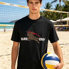 🐴《巴宝莉 Burberry》VIP高级定制! 2026春夏季新款短袖。这款T恤是夏季男装系列新品,采用 🐴《巴宝莉 Burberry》VIP高级定制! 2026春夏季新款短袖。这款T恤是夏季男装系列新品,采用