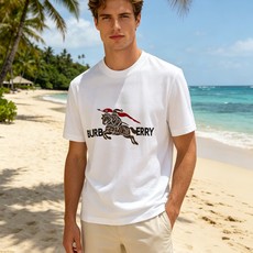 🐴《巴宝莉 Burberry》VIP高级定制! 2026春夏季新款短袖。这款T恤是夏季男装系列新品,采用 🐴《巴宝莉 Burberry》VIP高级定制! 2026春夏季新款短袖。这款T恤是夏季男装系列新品,采用