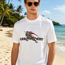 🐴《巴宝莉 Burberry》VIP高级定制! 2026春夏季新款短袖。这款T恤是夏季男装系列新品,采用 🐴《巴宝莉 Burberry》VIP高级定制! 2026春夏季新款短袖。这款T恤是夏季男装系列新品,采用