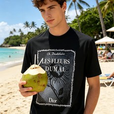 🐴《迪奥 Dior》VIP高级定制! 2026春夏季新款短袖。这款T恤是夏季男装系列新品,采用丝光工艺进 🐴《迪奥 Dior》VIP高级定制! 2026春夏季新款短袖。这款T恤是夏季男装系列新品,采用丝光工艺进