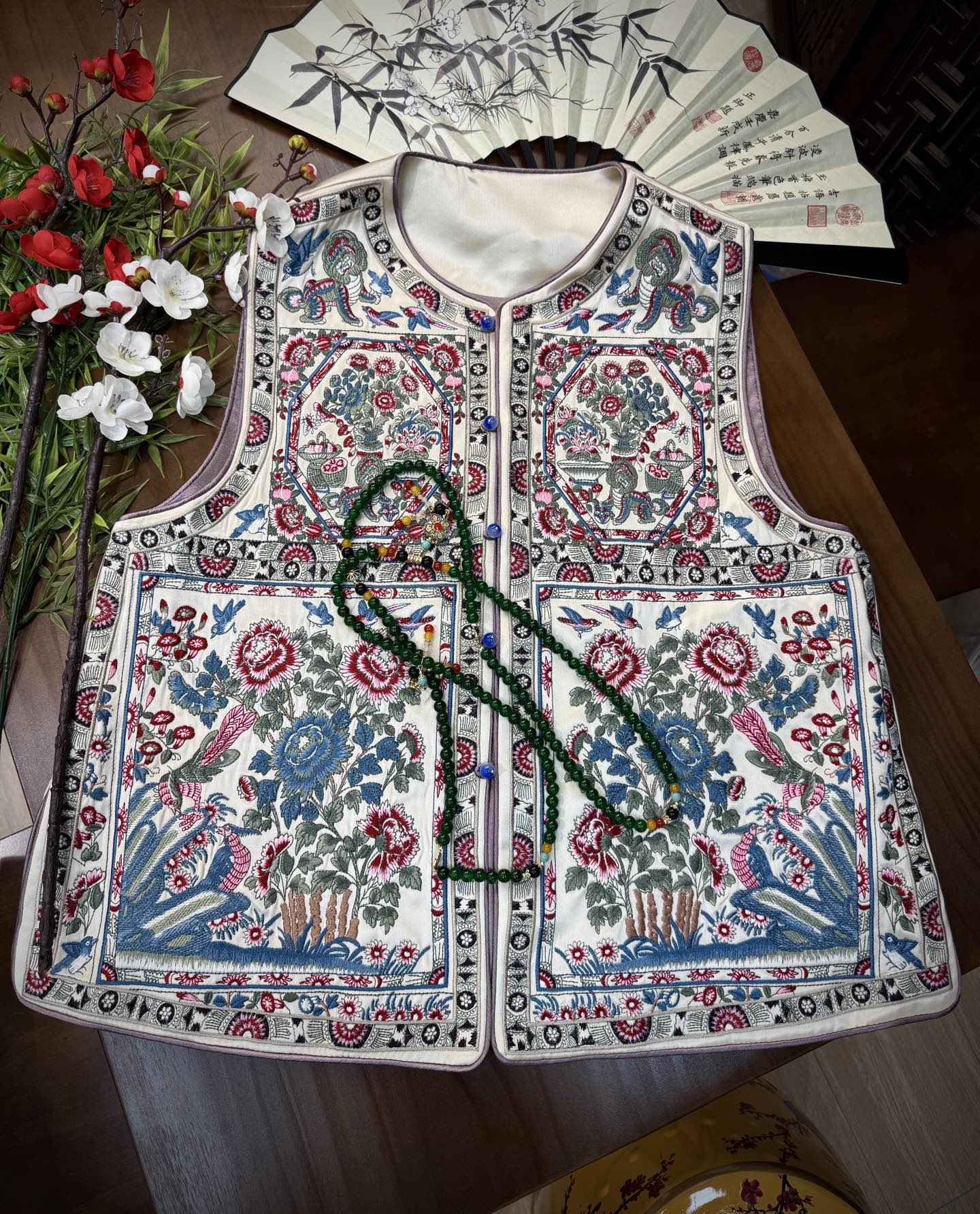 High-Quality Women’s Clothes: Embroidered Vests with High-End Details and Unique Designs - 图片 1