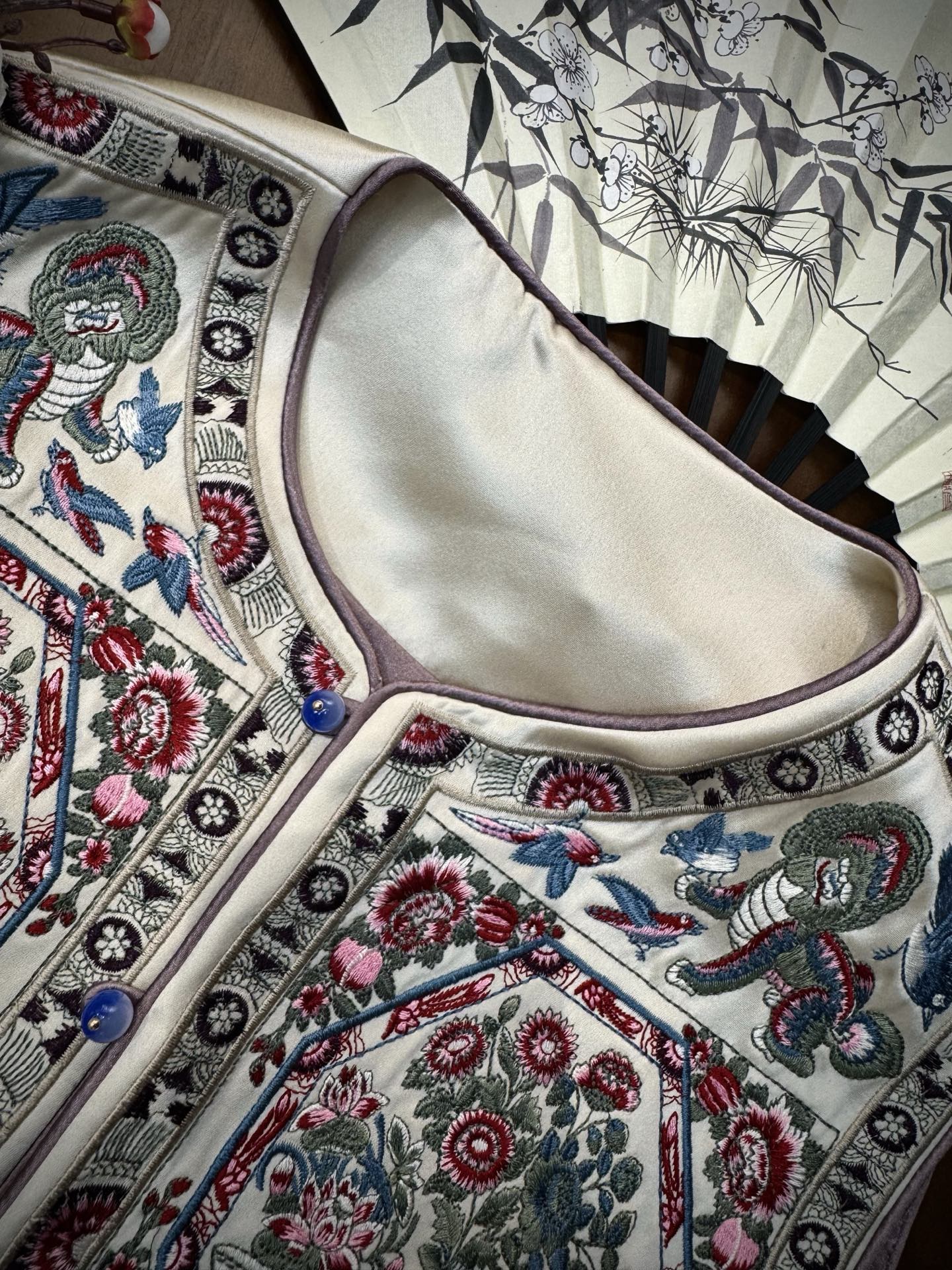High-Quality Women’s Clothes: Embroidered Vests with High-End Details and Unique Designs - 图片 3