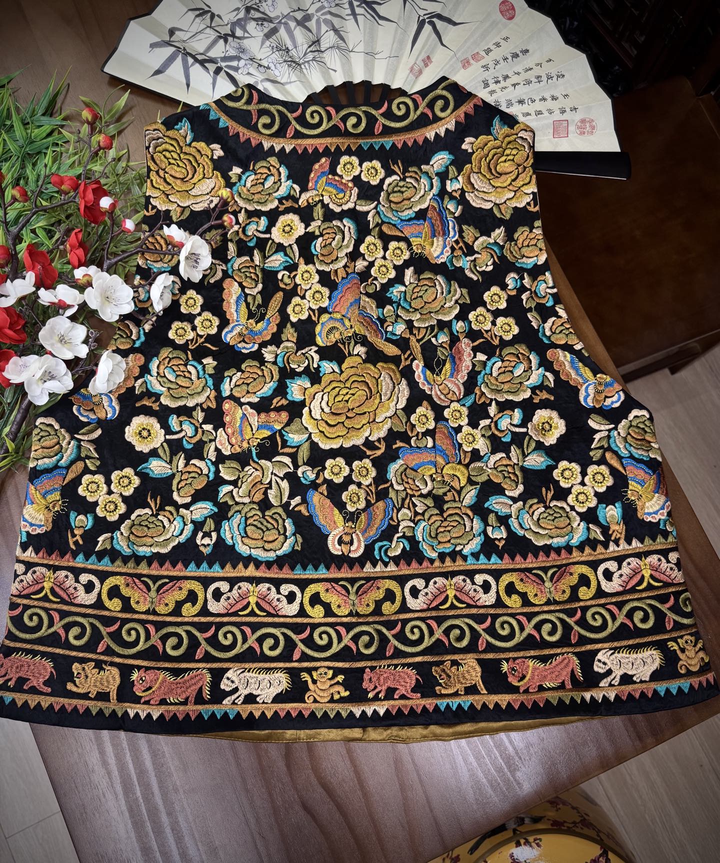 “High-End Women’s Suit with DG Horse Armor Embroidery and Gold-Dry Colored Craft” - 图片 2