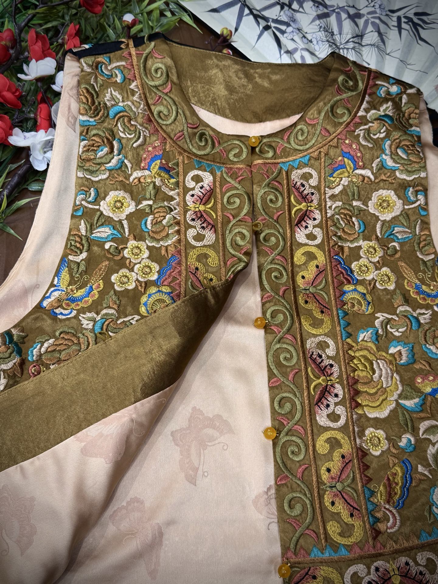 “High-End Women’s Suit with DG Horse Armor Embroidery and Gold-Dry Colored Craft” - 图片 3